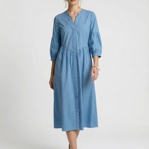 Frau trägt hellblaues feminines Sommerkleid
