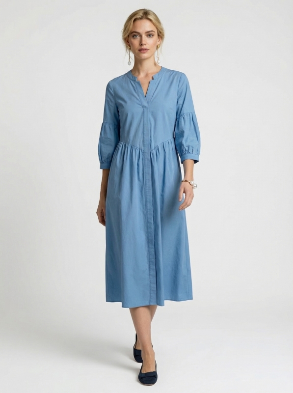 Frau trägt hellblaues feminines Sommerkleid