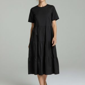 Frau trägt ein schwarzes feminines Sommerkleid