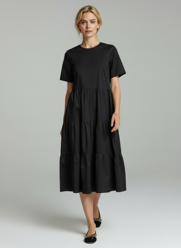Frau trägt ein schwarzes feminines Sommerkleid