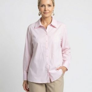 Frau trägt elegante rosa Bluse mit langen Ärmeln