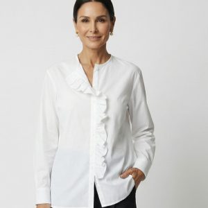 Frau trägt feminine weisse Bluse mit Rüschendetail