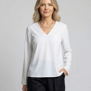 Frau trägt weisse Bluse mit V-Ausschnitt