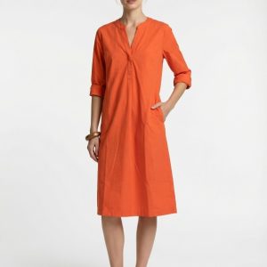 Frau trägt oranges elegantes Sommerkleid