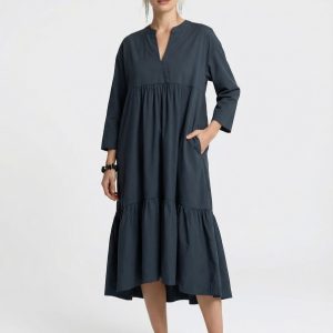 Frau trägt wadenlanges feminines Kleid in dunkelblau