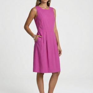 Frau trägt ein ärmelloses Sommerkleid in cyclame