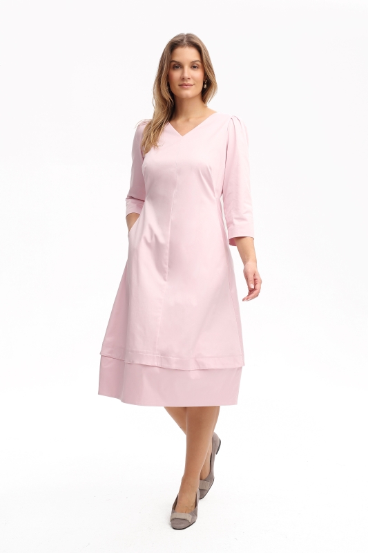 Frau trägt ein rosafarbenes elegantes Sommerkleid