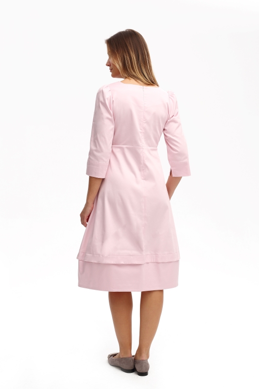 Frau trägt ein rosafarbenes elegantes Sommerkleid