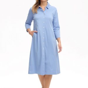 Frau trägt ein hellblaues durchgeknöpftes Sommerkleid in Überknielänge