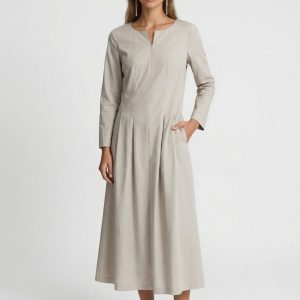 Frau trägt ein wadenlanges Kleid in kitt