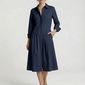 Frau trägt ein dunkelblaues durchgeknöpftes Kleid