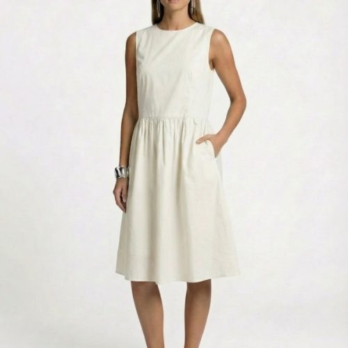 Frau trägt ein ärmelloses Sommerkleid in offwhite